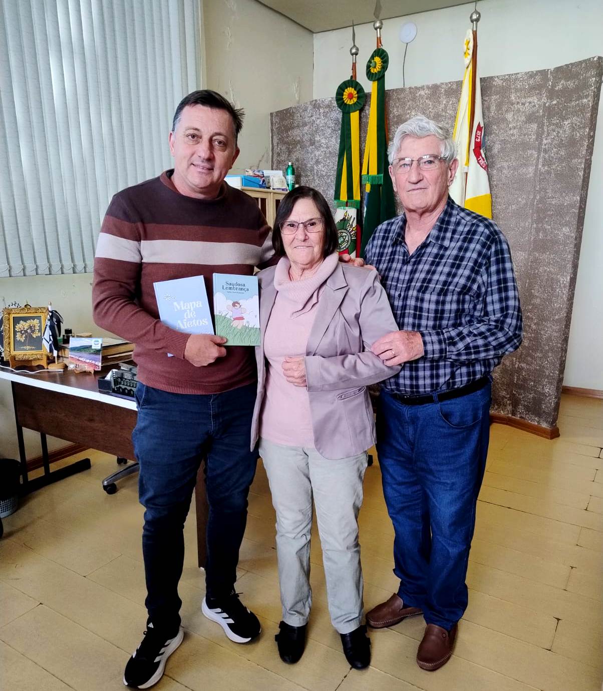Foto relacionada à notícia: Prefeito Arlei Tomazoni recebe visita de antigos professores e ganha livros de poesias
