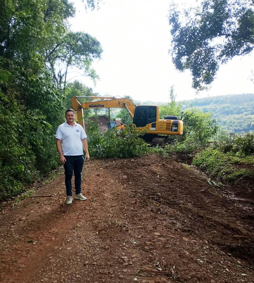 Foto relacionada à notícia: Manutenção das estradas do interior segue em diferentes localidades de Três Passos
