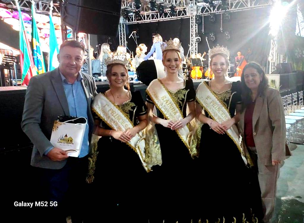 Foto relacionada à notícia: Prefeito Arlei Tomazoni e primeira-dama prestigiam feira em Campina das Missões/RS