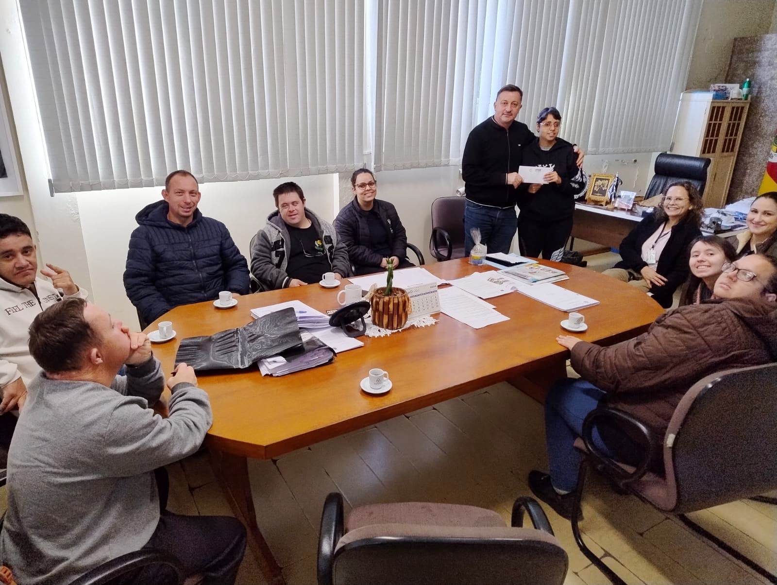 Foto relacionada à notícia: Alunos da APAE visitam gabinete do prefeito e entregam convite para os 57 anos da entidade