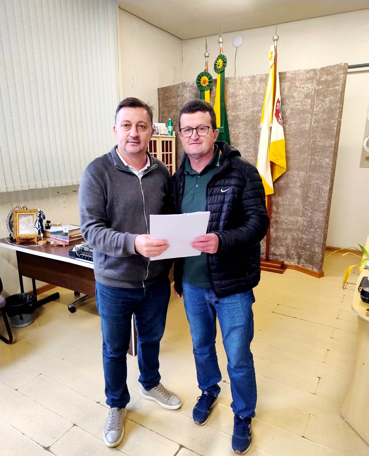 Foto relacionada à notícia: Prefeito Arlei Tomazoni recebe presidente da Câmara para visita institucional