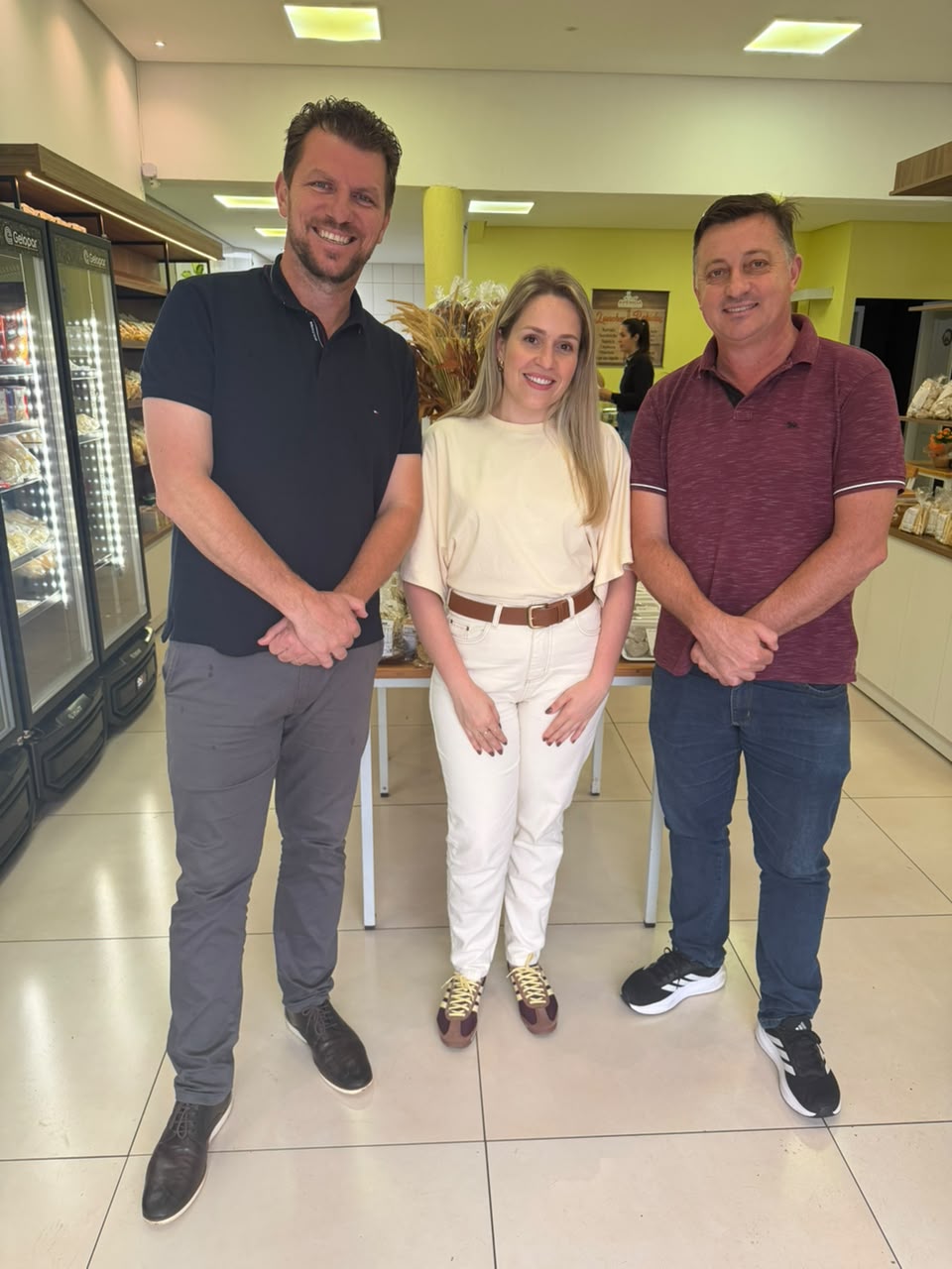 Foto relacionada à notícia: Prefeito e vice-prefeito prestigiam os 64 anos da Padaria Avenida