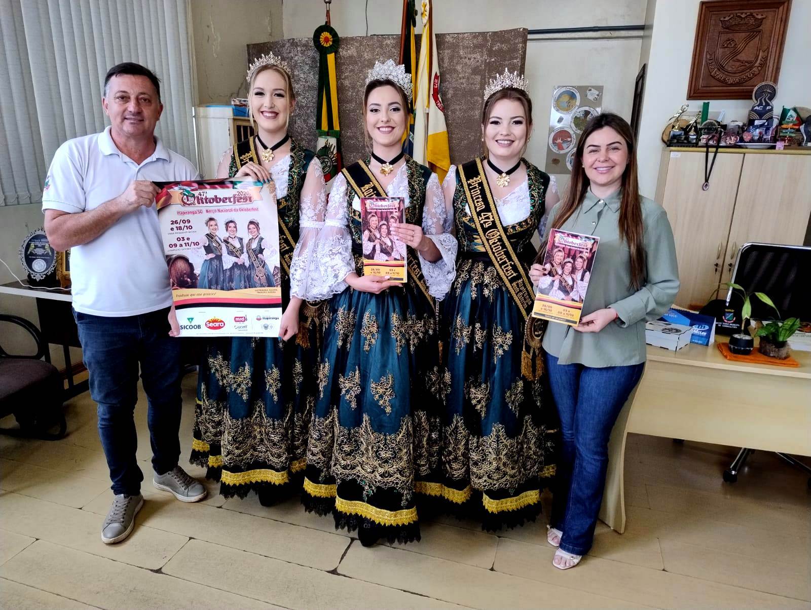 Foto relacionada à notícia: Soberanas da 47ª Oktoberfest de Itapiranga/SC  visitam a Administração Municipal de Três Passos