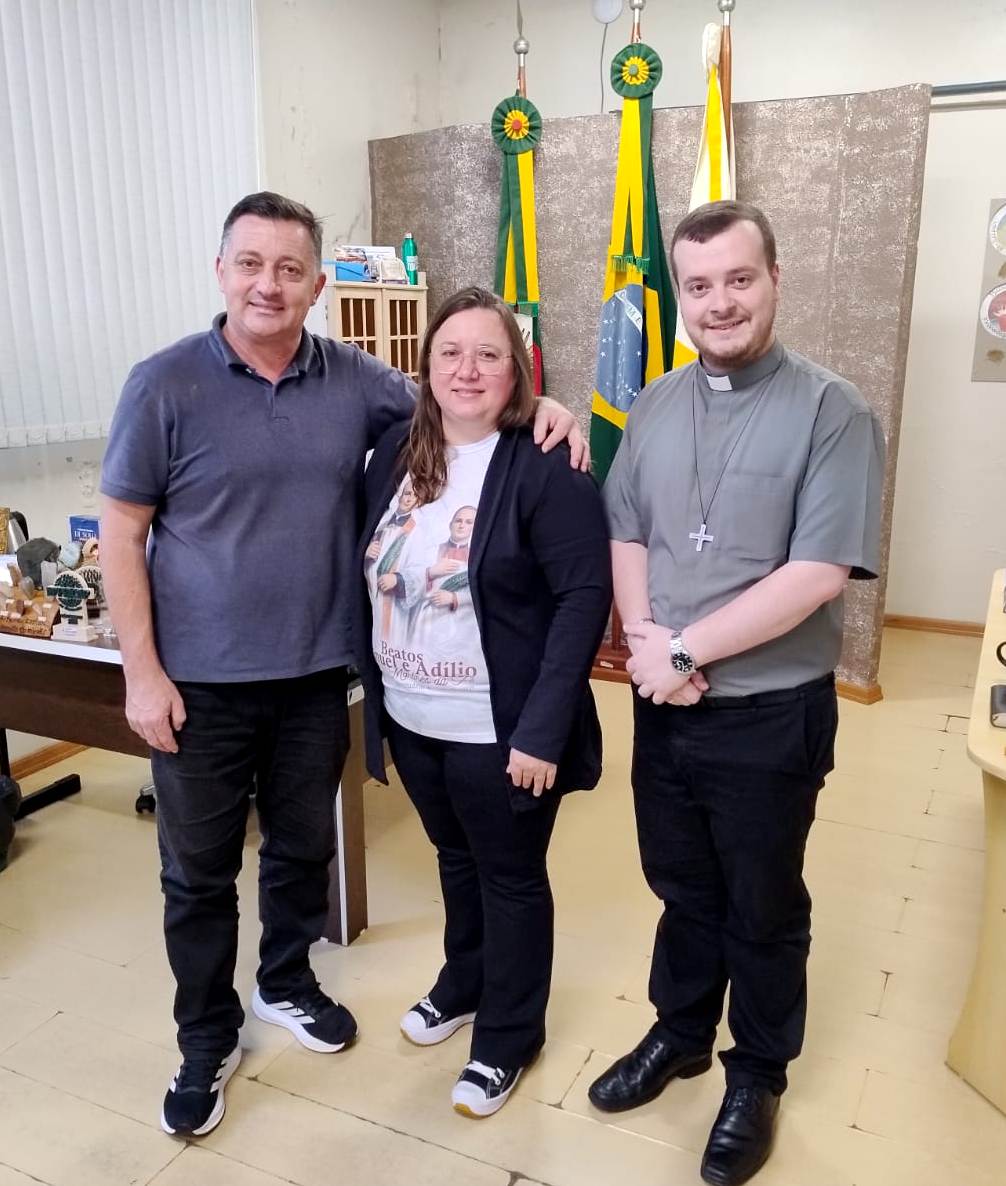 Foto relacionada à notícia: Prefeito Arlei Tomazoni recebe visita do Padre Fernando Zanatta