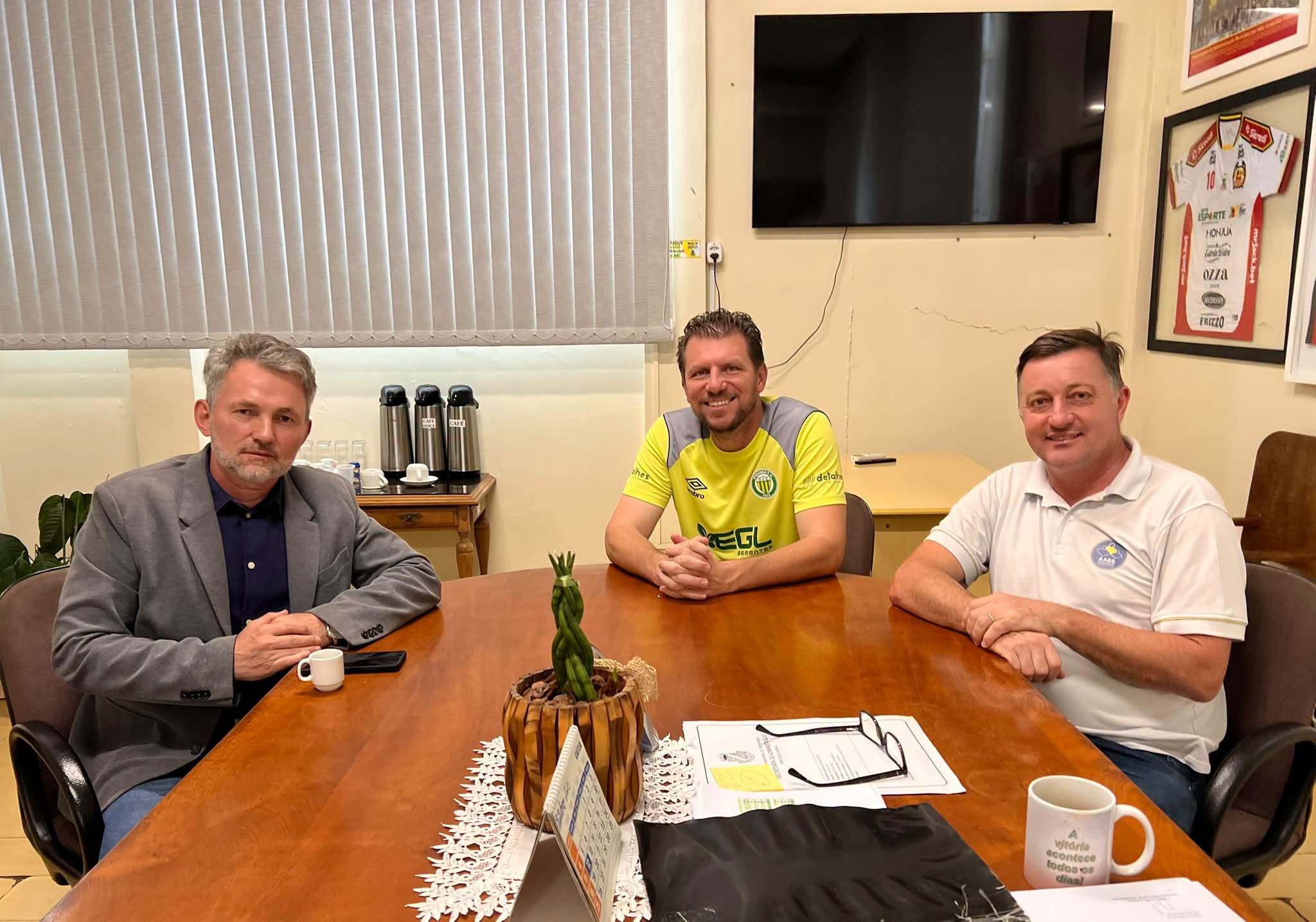 Foto relacionada à notícia: Administração Municipal recebe o novo delegado regional da Polícia Civil